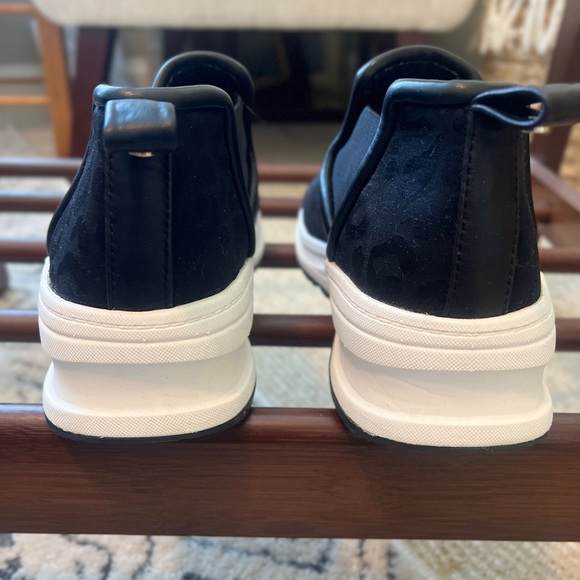 Taryn Rose Black Zonnie Low-top sneakers. - Picture 4 of 6